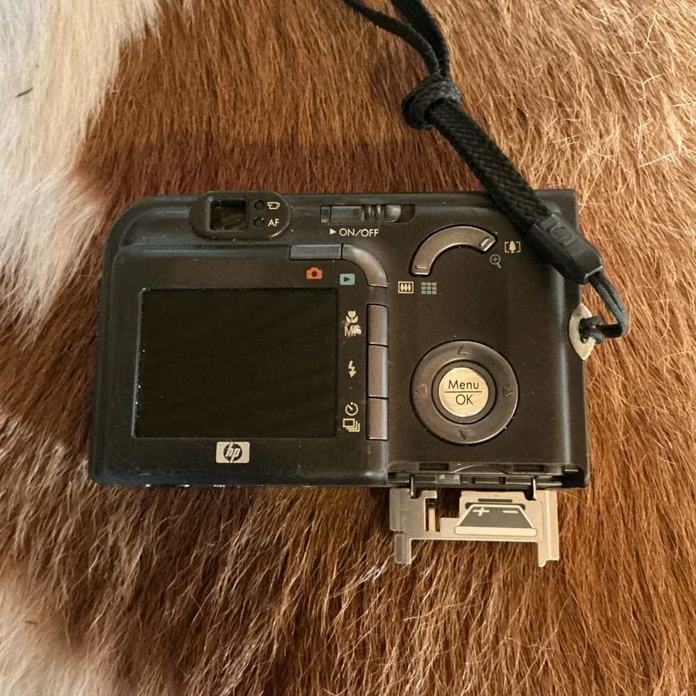 HP Photosmart R717 6.2MP Digital Camera, 3x Optical Zoom Read Description